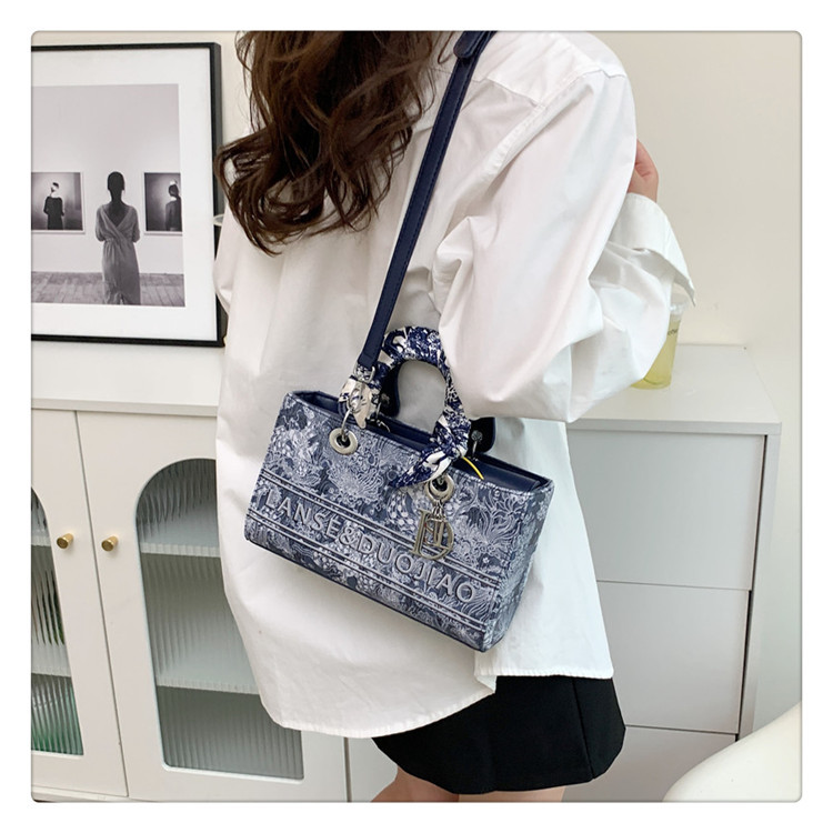 Cross-border high-looking handbag for women new popular niche design Diana bag embroidered shoulder messenger bag 26 undefined