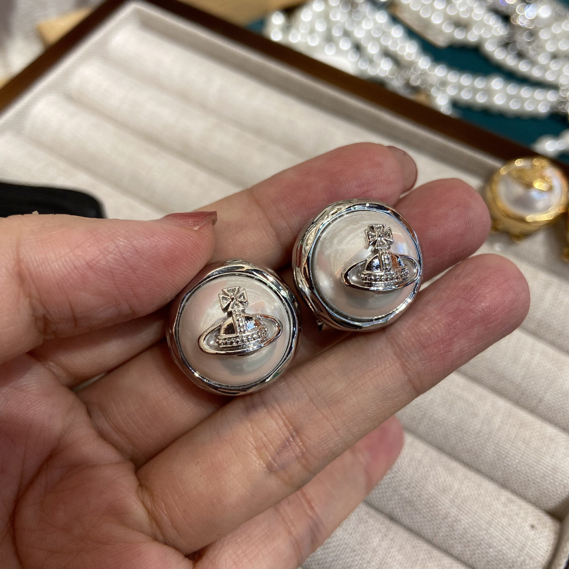 クイーン マザー パール サターン スタッド ピアス - シルバー