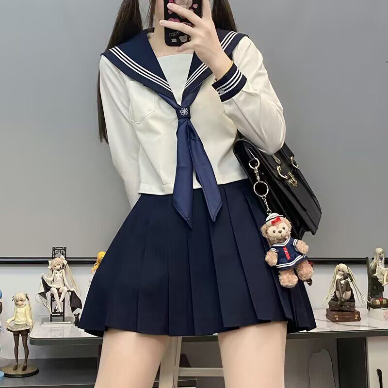 白のスリーピース長袖 + 青い三角スカーフ + バックル