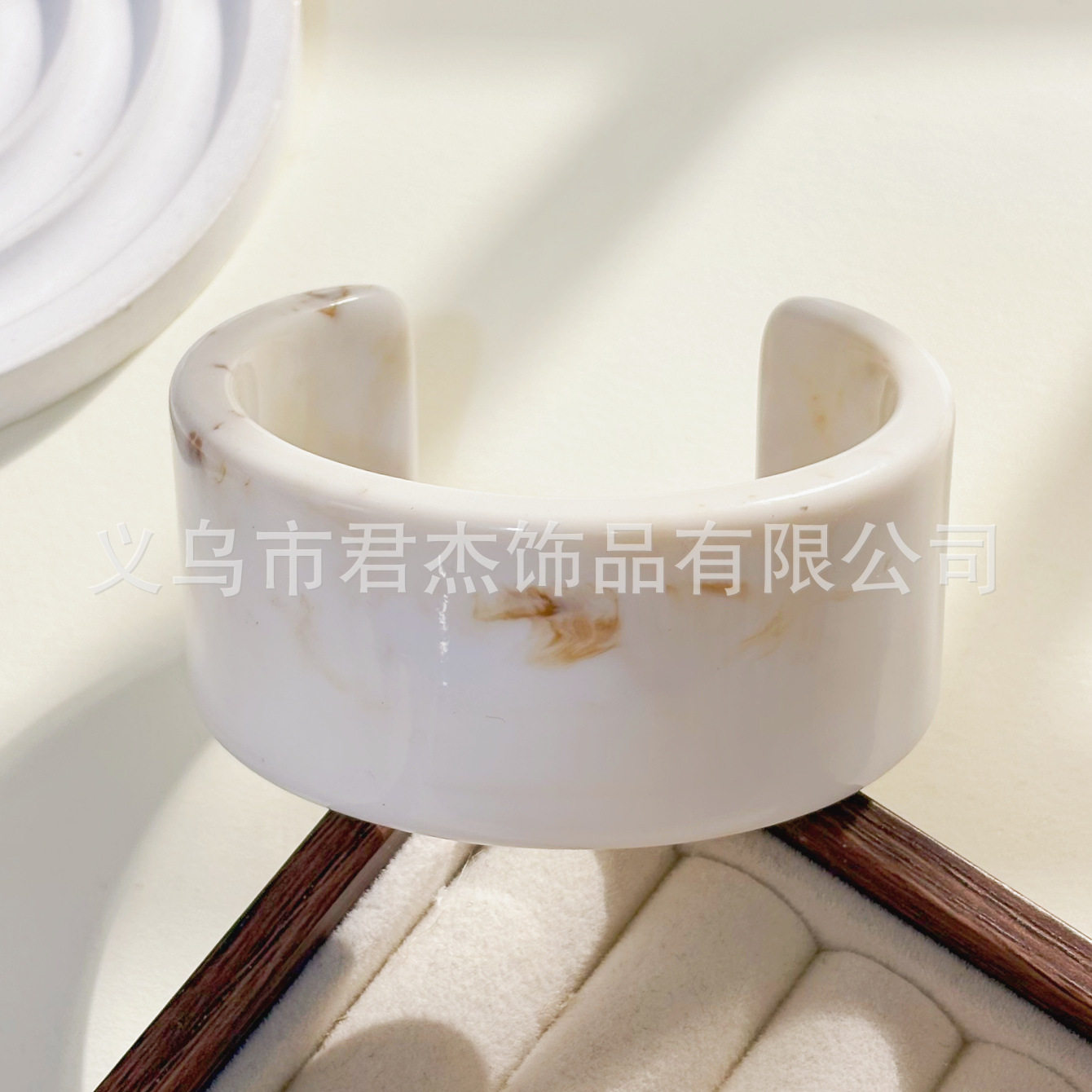 สั่งซื้อนำเข้า Cross-border ใหม่ sfumato เรซิ่นสร้อยข้อมือ C-ring,สร้อยข้อมือบุคลิกภาพเรขาคณิตที่เรียบง่าย,อารมณ์แฟชั่น,เครื่องประดับมือผู้หญิงขายส่ง จากจีน 1688 taobao alibaba tmall