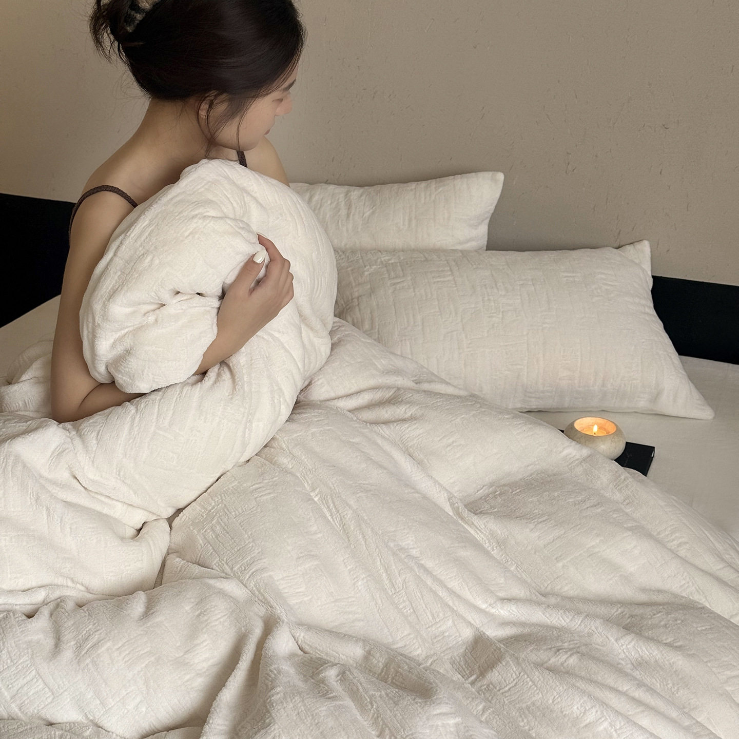 Casual Winter High-Weight Milk Velvet Four-Piece Set, Anti-Static Thickeneded Skin-Friendly Naked Sleeping Three-Piece Set with Stereo Carved Velvet