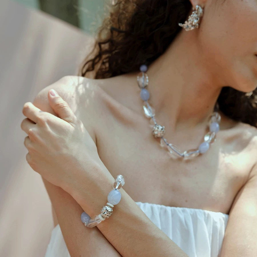 Mon's New Autumn and Winter Product, Yingxia Hydrangea Beaded Necklace for Women, High-End Natural White Crystal Large Bulb Clavicle Chain