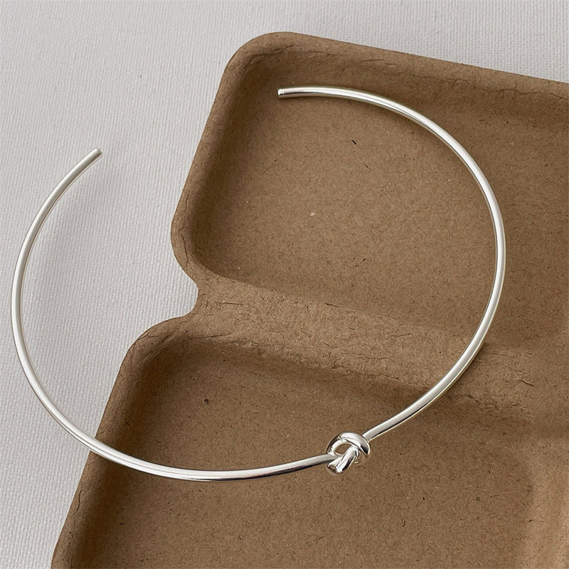 Fashionable and Elegant Knotted Women's Choker, Simple and Versatile, Stylish and Suitable for Women to Wear