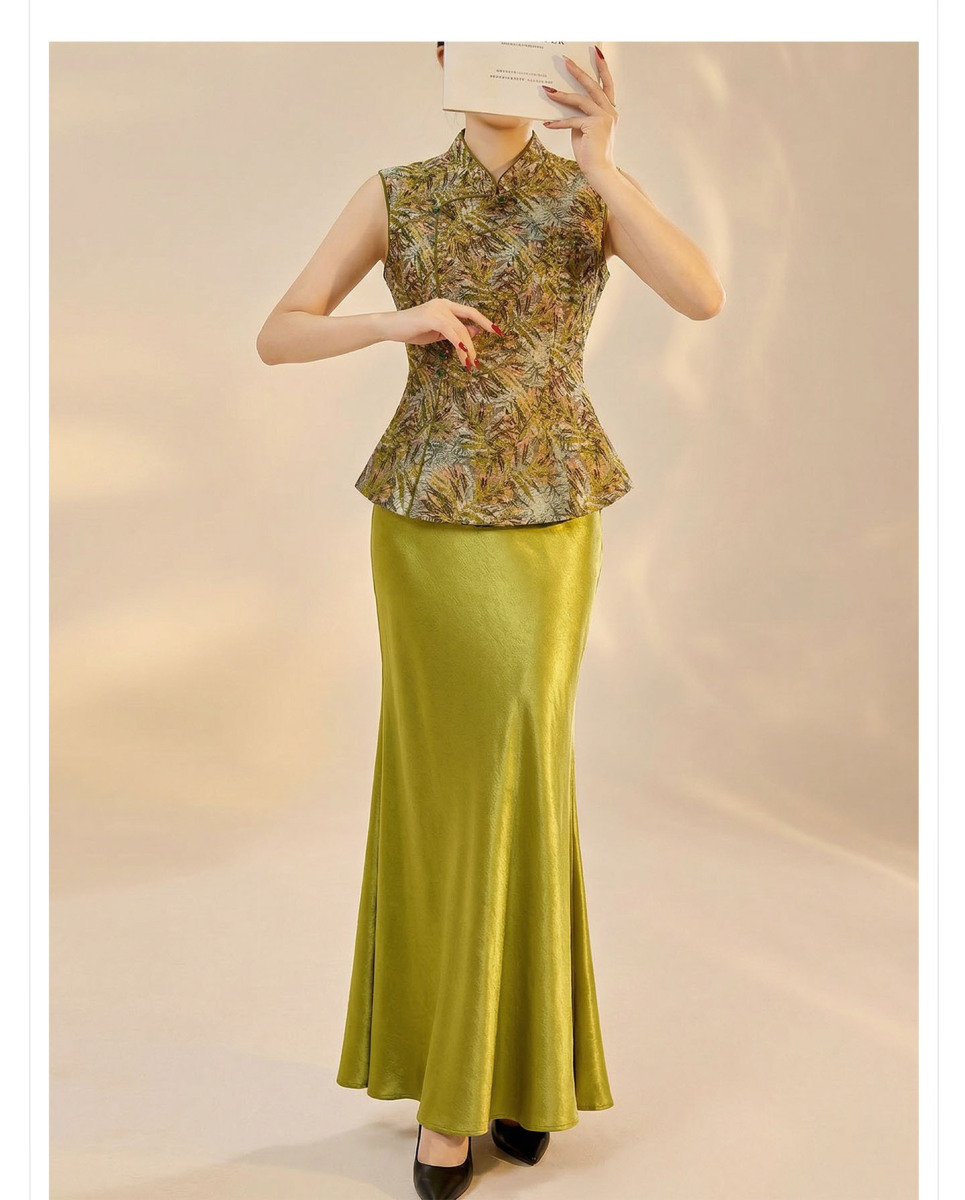 Bộ áo gile dệt jacquard cổ cao không tay kèm chân váy dài chữ A họa tiết hoa — Chân váy vàng hổ phách (giao hàng trong 7 ngày), Chân váy xanh lá trúc (giao hàng trong 7 ngày), Áo gile dệt jacquard (giao hàng trong 7 ngày), Áo gile dệt jacquard (giao hàng trong ngày)