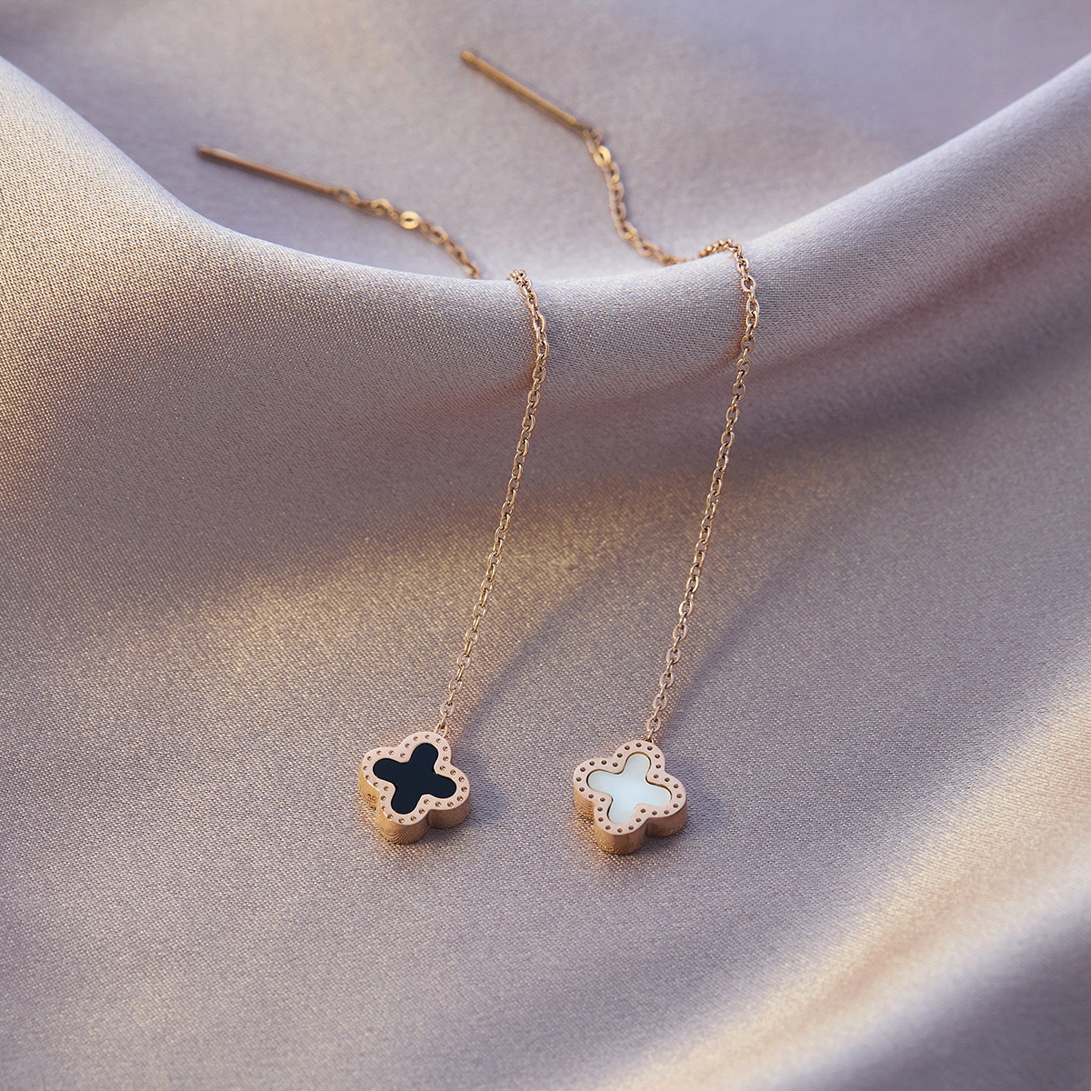 黒と白の両面四つ葉のクローバー ローズゴールド スタッド ピアス