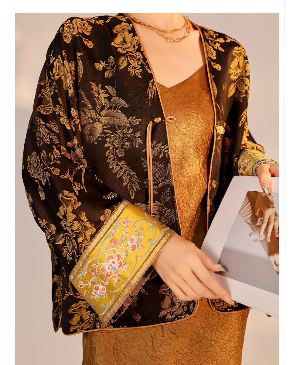 Áo khoác nữ thêu hoa cổ chữ V dáng rộng