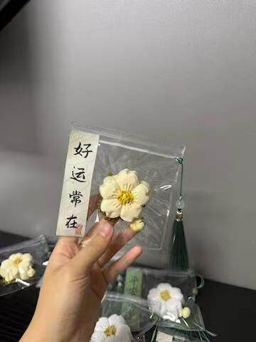 薄黄色のキンモクセイケーキ