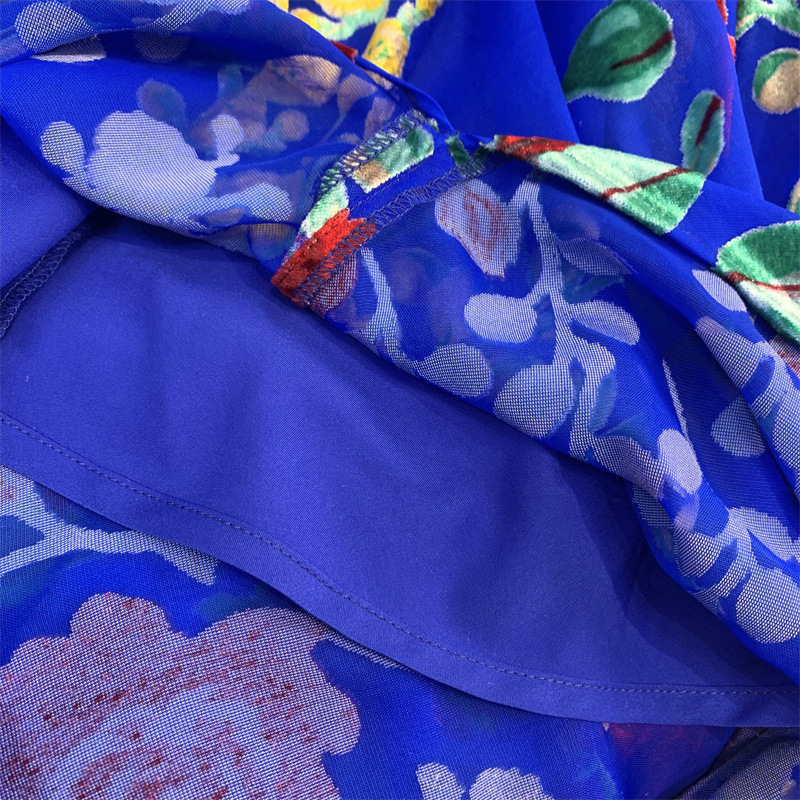 Đầm dây ôm body nữ nhung xanh dương khoét lưng họa tiết hoa — Màu sắc hoa văn, Màu xanh dương