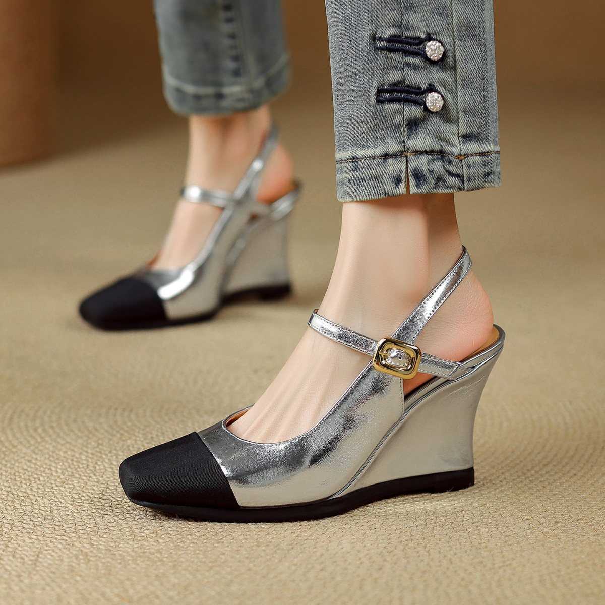 Sandal nữ mũi vuông bít mũi hở gót gót xuồng quai ngang — Màu bạc, màu vàng kim