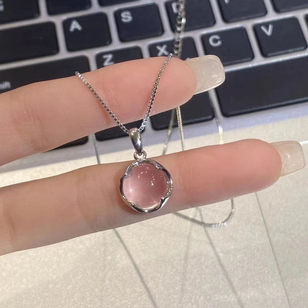 Japanese and Korean Style White Chalcedony Round Pendant Necklace Can Be Worn by Both Sides, Clavicle Chain, Fashionable Short Women's Neck Necklace