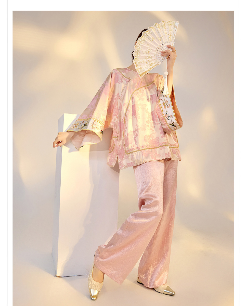 Áo sơ mi nữ dài tay dáng rộng họa tiết hoa nổi chất liệu rayon pha polyester — Củ sen hồng (giao hàng trong 7 ngày), Hoa sen hồng (tóc cùng ngày)