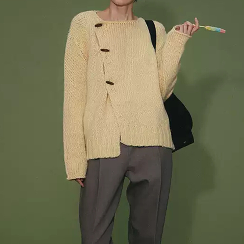 Áo cardigan nữ dệt kim dày dặn cổ chéo lệch vai, dáng suông thanh lịch — Màu vàng kem
