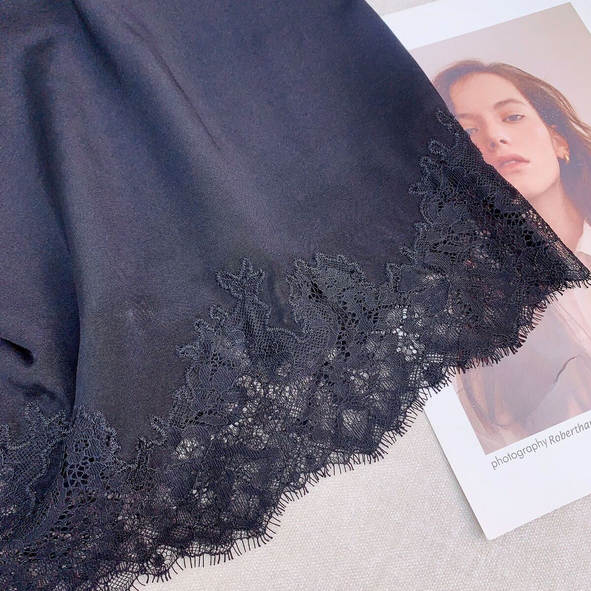 Chân váy midi lụa tơ tằm phối ren thêu nổi dáng chữ A — Đen cao cấp, chất lượng cao, Gạo ngọc trai