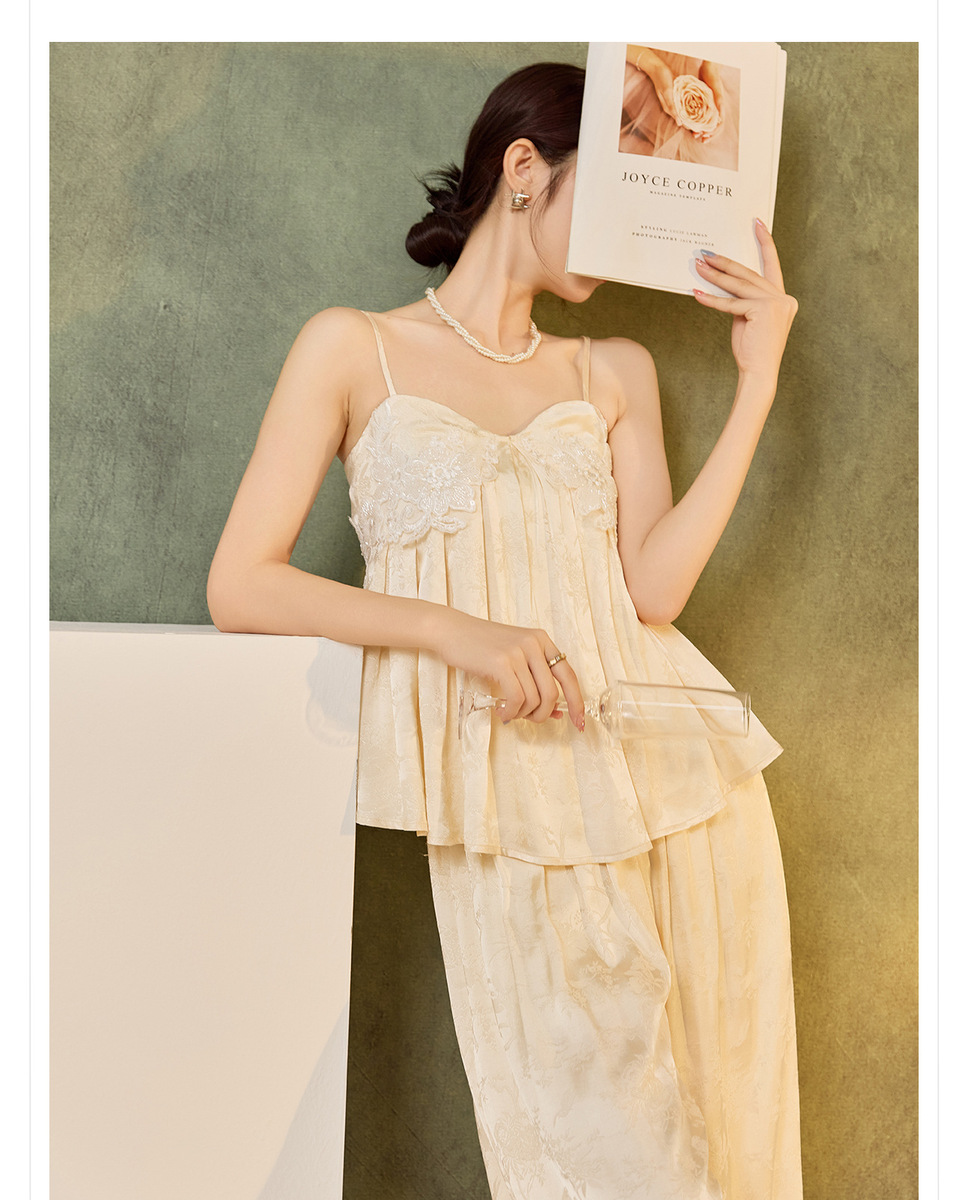 Set ba món nữ gồm áo hai dây thêu, áo khoác cardigan và quần dài — dây đeo, quần, áo khoác