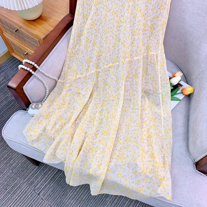 Đầm hai dây in hoa pháp dáng trung dài cổ vuông — Cúc vàng-áo vest, Hoa cúc vàng-váy, Quế màu hồng-váy