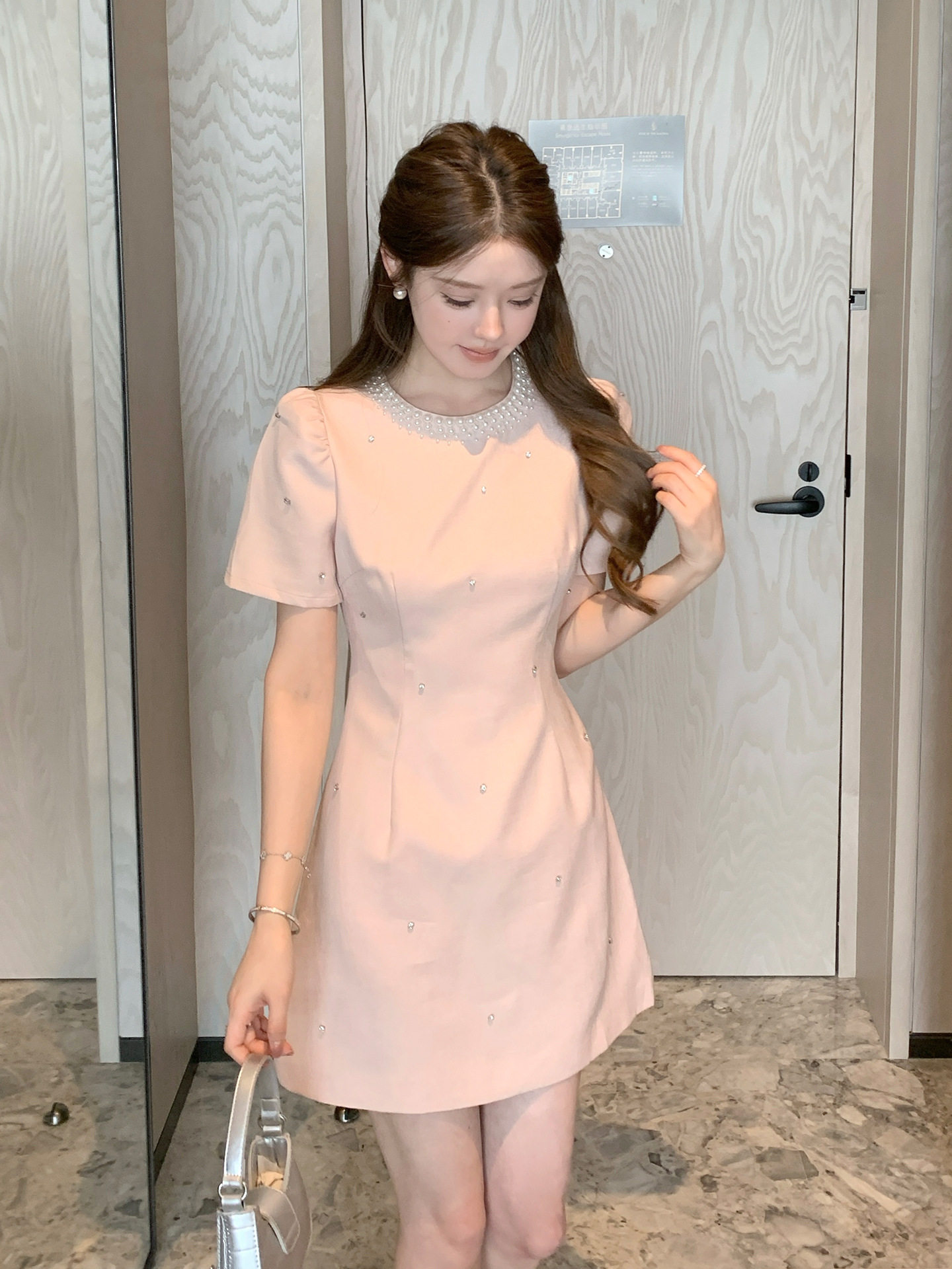 Đầm maxi nữ thắt eo cổ tròn tay ngắn họa tiết 3D — Hồng chi tiết 4