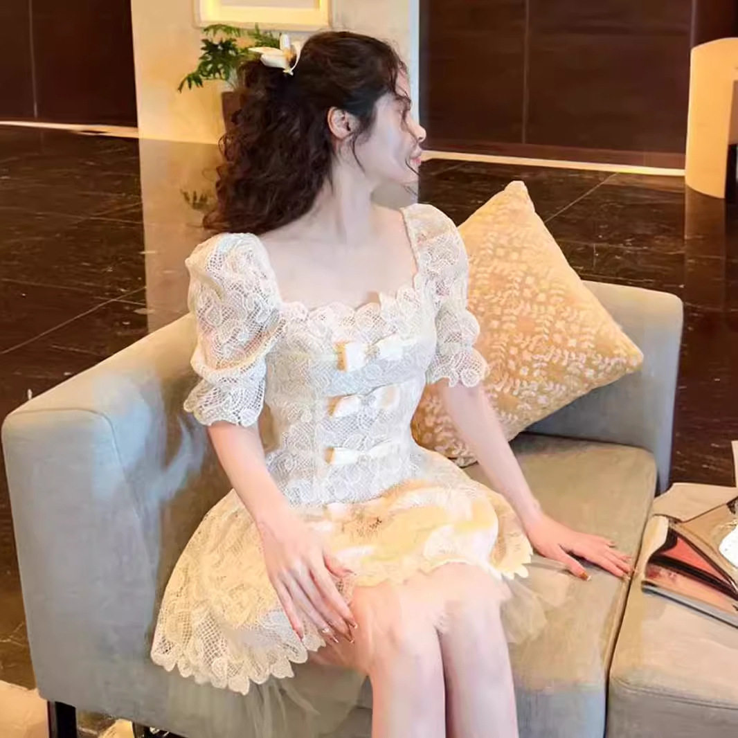 Đầm maxi nữ thắt eo cổ vuông ren hoa tay ngắn — Trắng