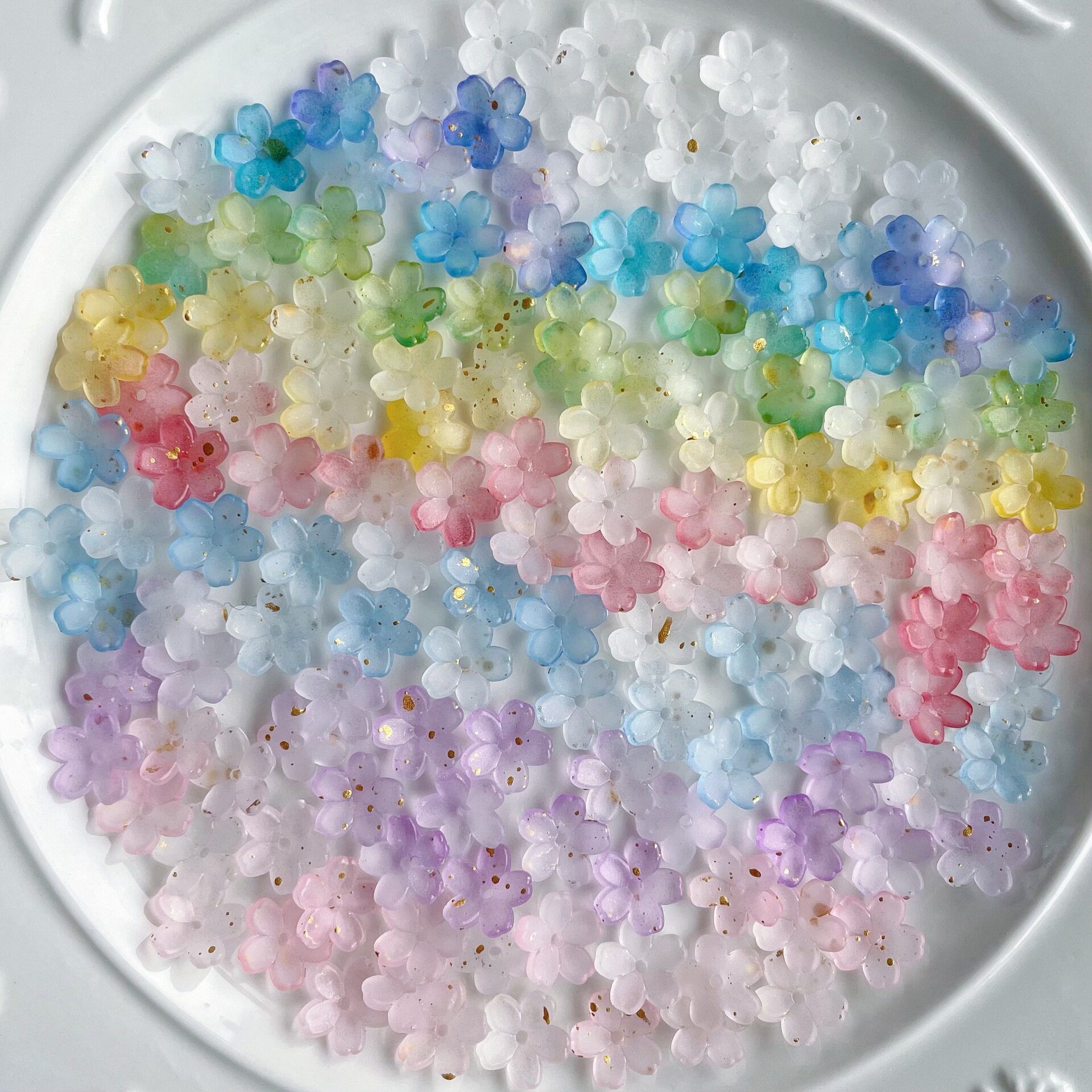 ฐานดอกไม้สีสองโทนไล่ระดับ ทำจากพลาสติกเรซิน มีรูทะลุสำหรับร้อยลูกปัด ของประดับลูกปัด วัสดุทำสร้อยคอและพวงกุญแจแบบแฮนด์เมด