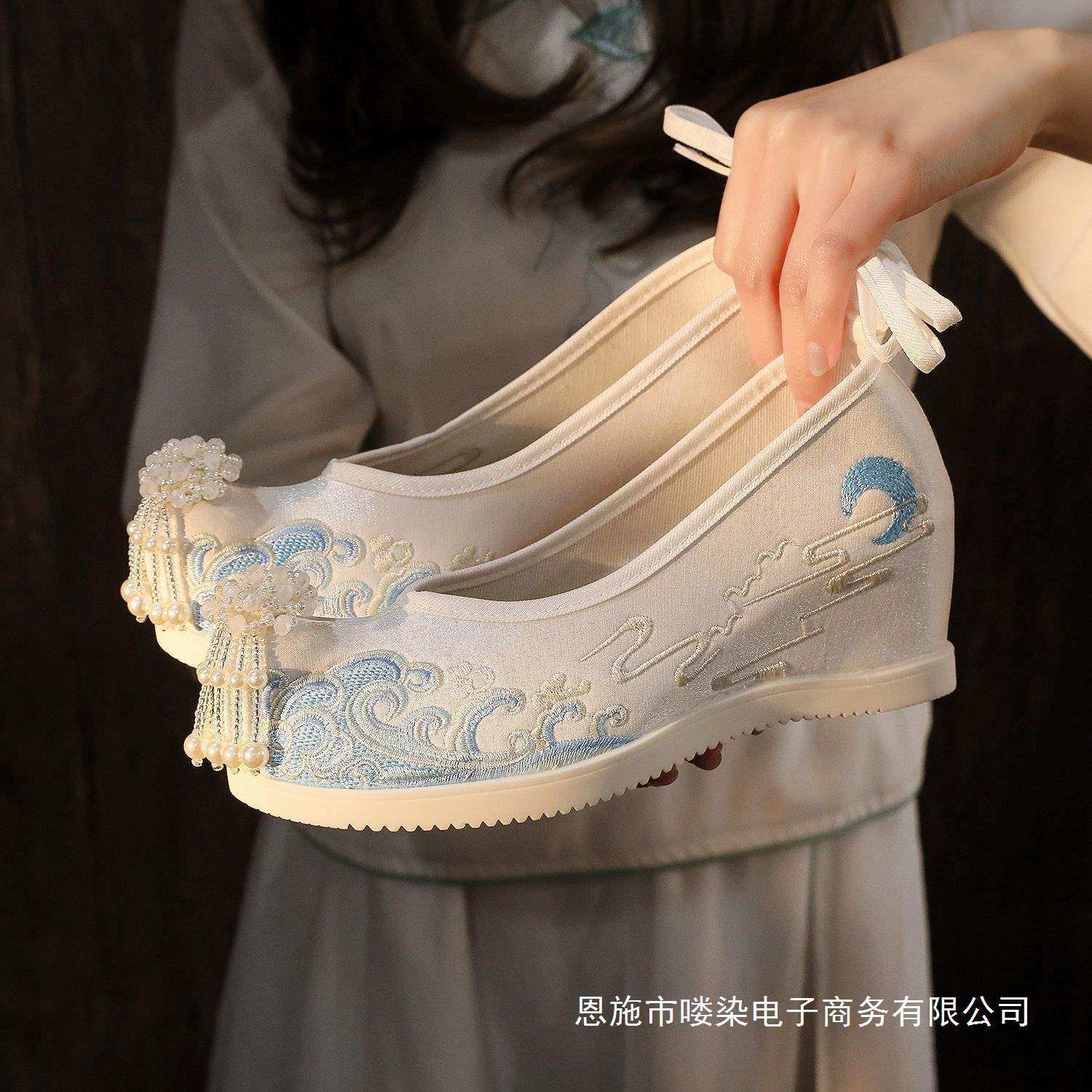 New Han Dynasty Shoes for Female Students, Ancient Style Embroidered Shoes for Women, Matchinging Han Dynasty Shoes, Ancient Style Shoes with Chinese Elements, Cloth Shoes