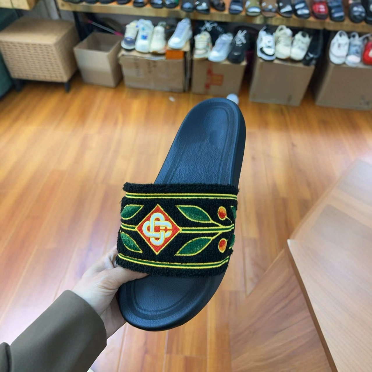 2024 Cross-border New High-end Outfit Guofeng Embroidered Slippers Men's Lightweight Non-slip Flat Slippers for Foreign Trade