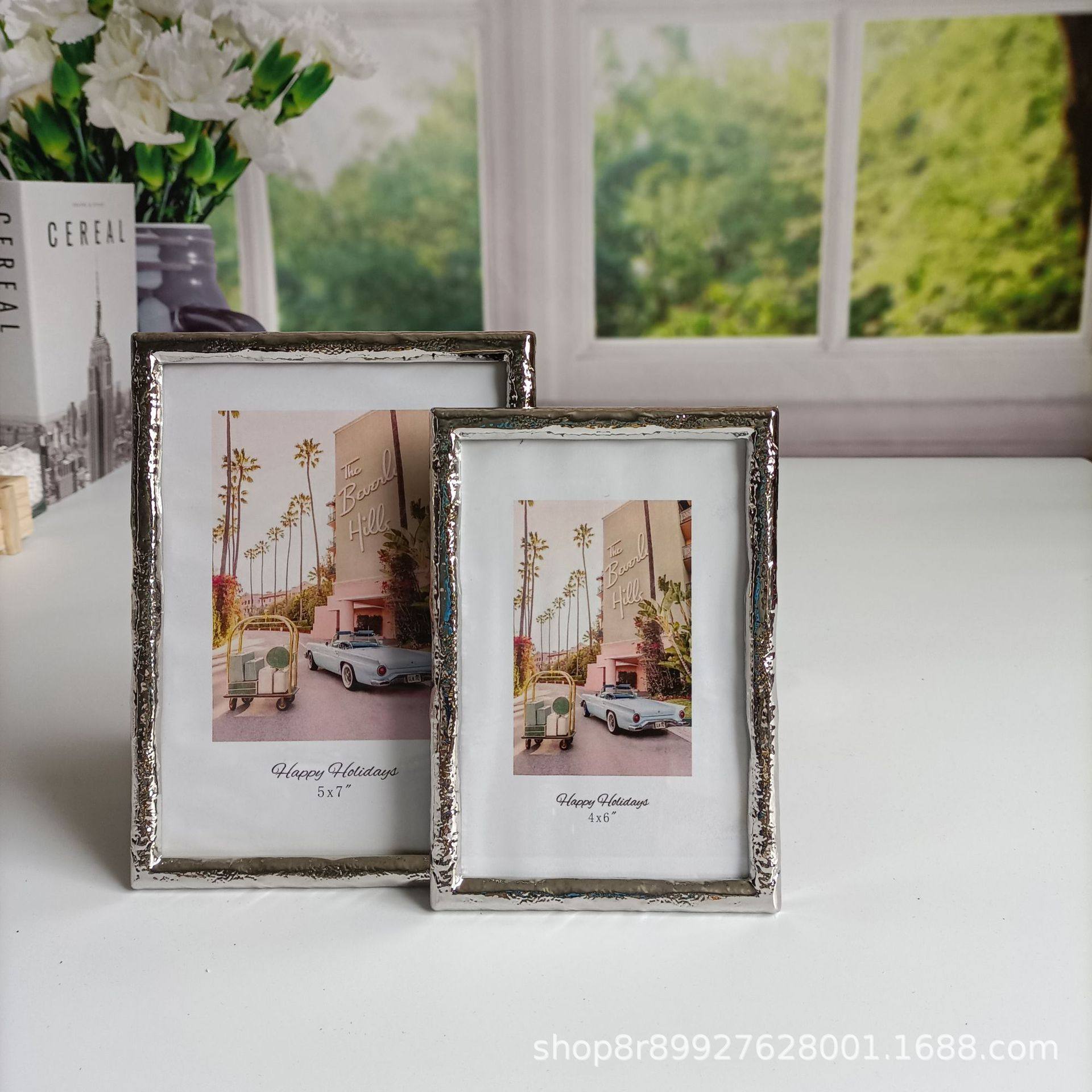 Environmental protection fashion simple silver metal photo frame table, simple photo frame table