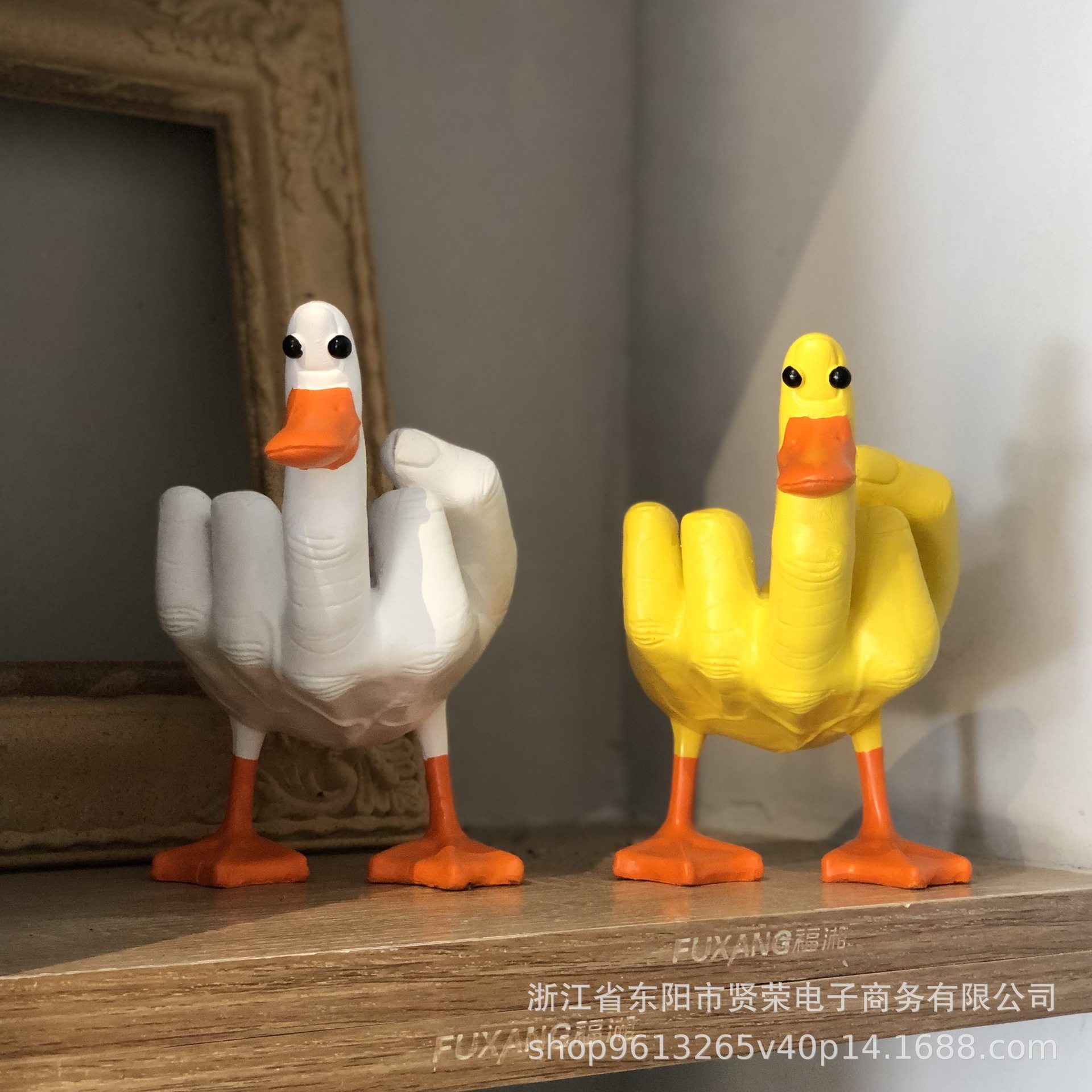 Cross-border New Products Middle Finger duck Statue Resin Crafts Ornaments duck you spoof Middle Finger Desktop Decoration