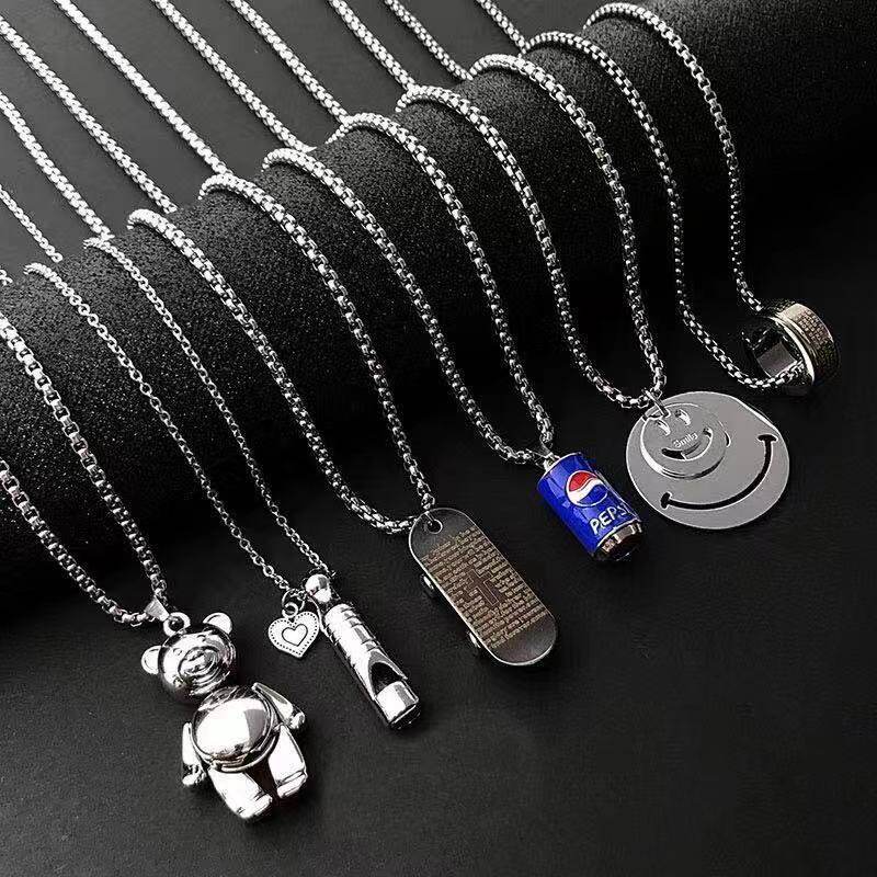 Titanium steel necklace men's fashion brand all-match clavicle chain light luxury niche design high-end Cuban pendant neck chain accessories