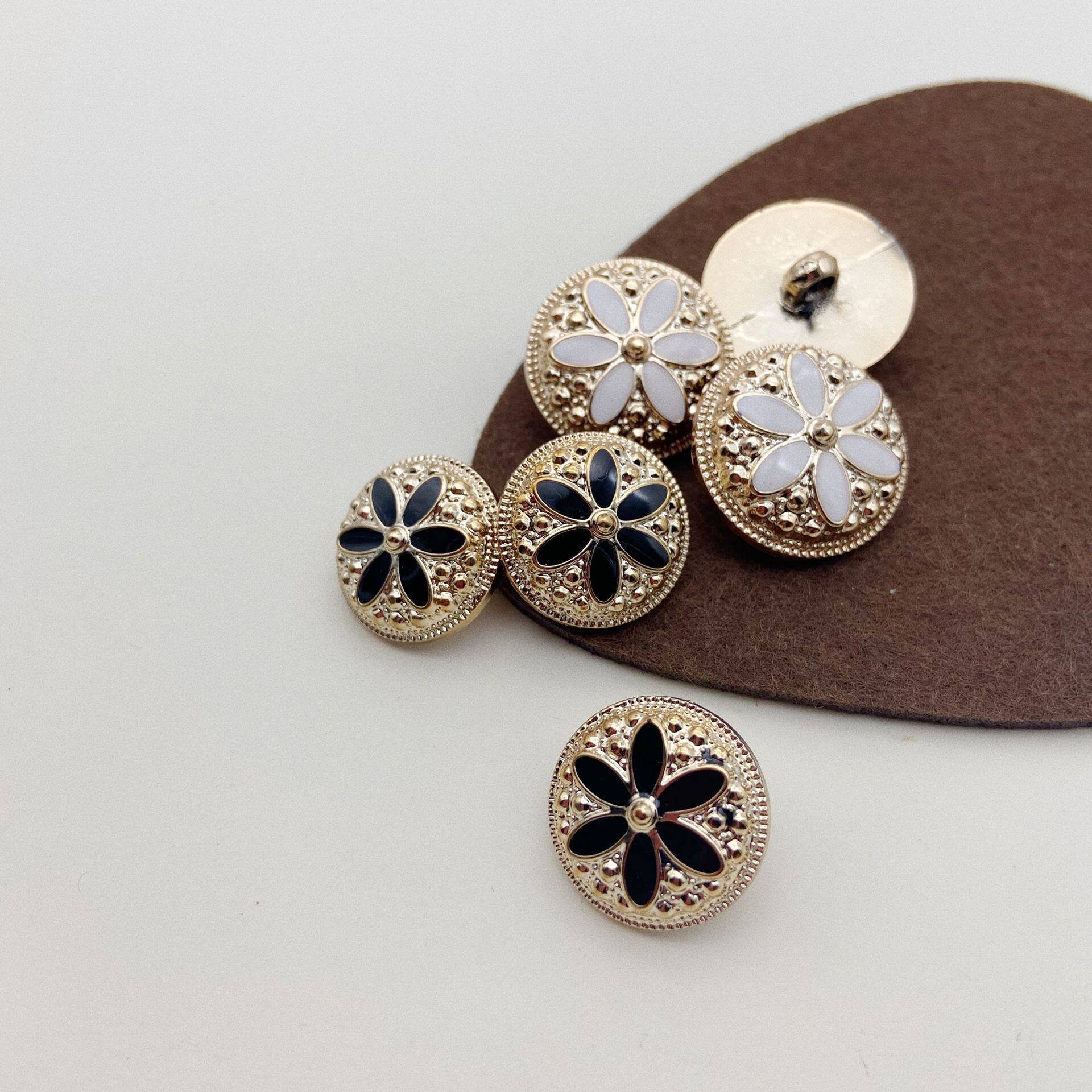 Factory Wholesale Plastic Buttons Electroplated Gold Drop Oil Six Leaf Buttons Ladies Chanel Style Cardigan Coat Coat Buttons