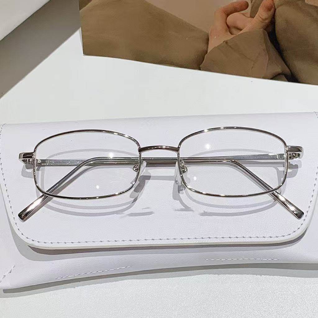 Trendy Retro Gold-Rimmed Rectangular Glasses with an Elegant and Sophisticated Look