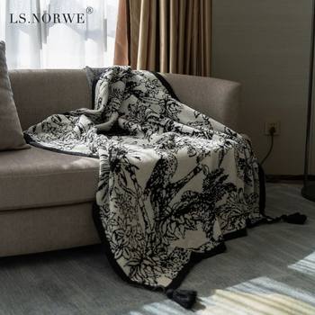 Knitted Blanket with Floral and Bird Pattern, Southern French Style Light Luxury Blanket, Black and White Sofa Blanket, Living Room Leisure Nap Blanket, Bedside Blanket