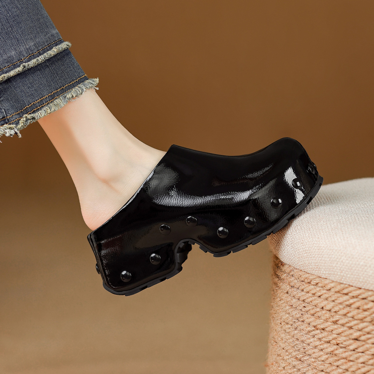 Mule nữ da bò mũi bọc đinh tán đế dày 6cm — màu đen, Màu trắng