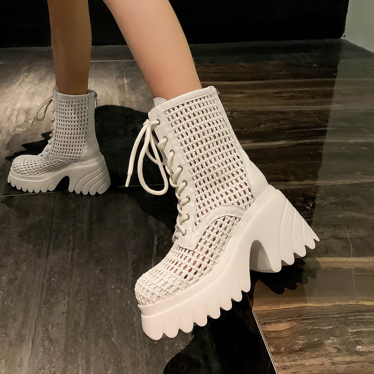 Boot nữ cổ thấp khoét lỗ thoáng khí đế dày tôn dáng gót thô — Màu bạc, màu đen, Màu trắng ngà