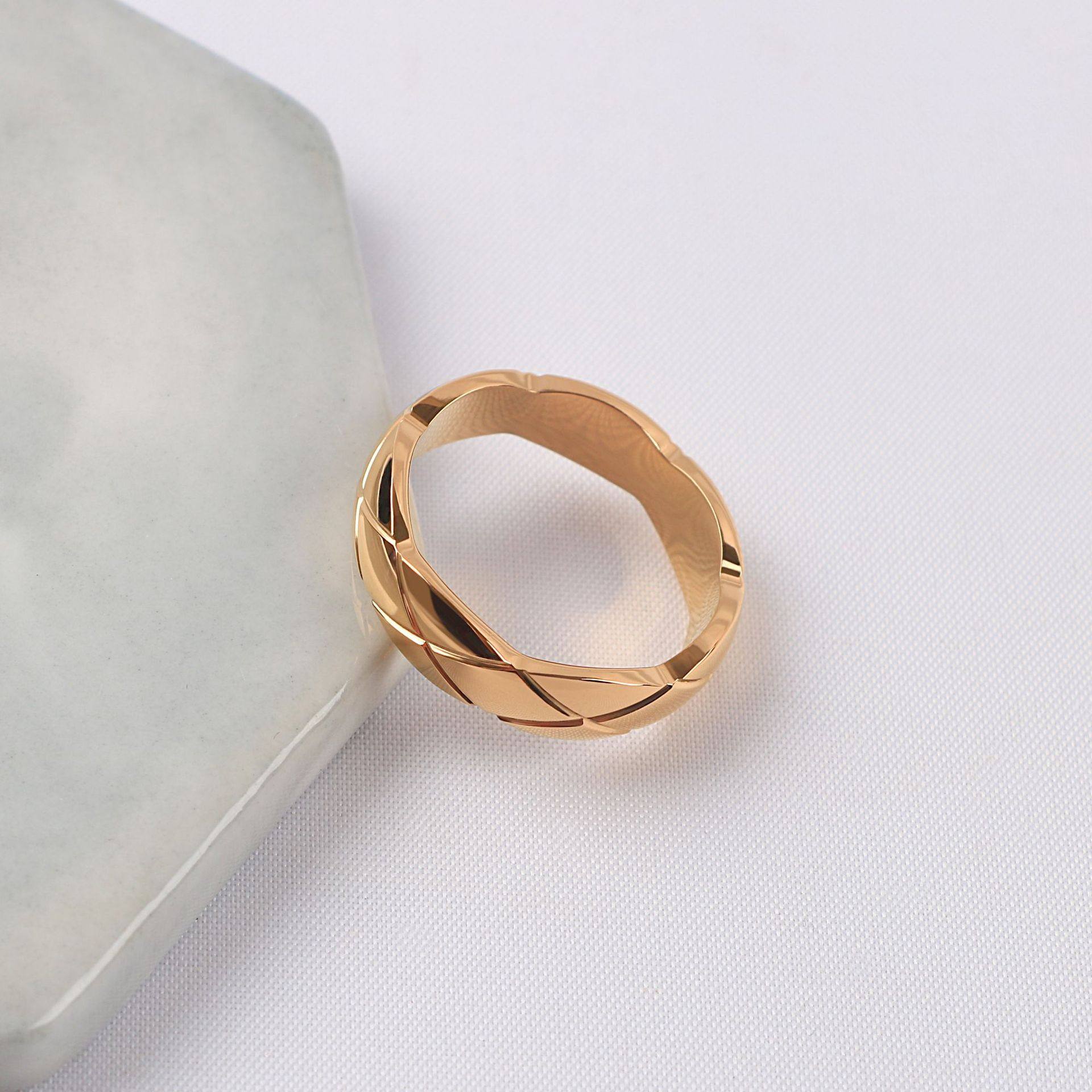 小香风菱格纹戒指镶钻18K金钛钢对戒跨境电商一手货源工厂直发