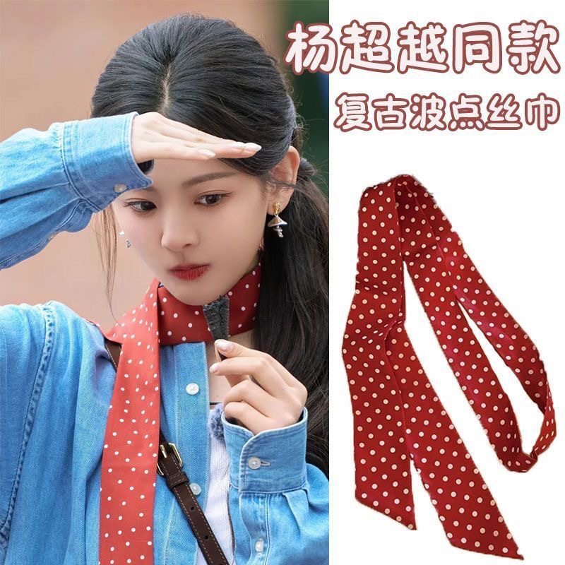 赤い背景に二重層の白い水玉模様のシルク スカーフ