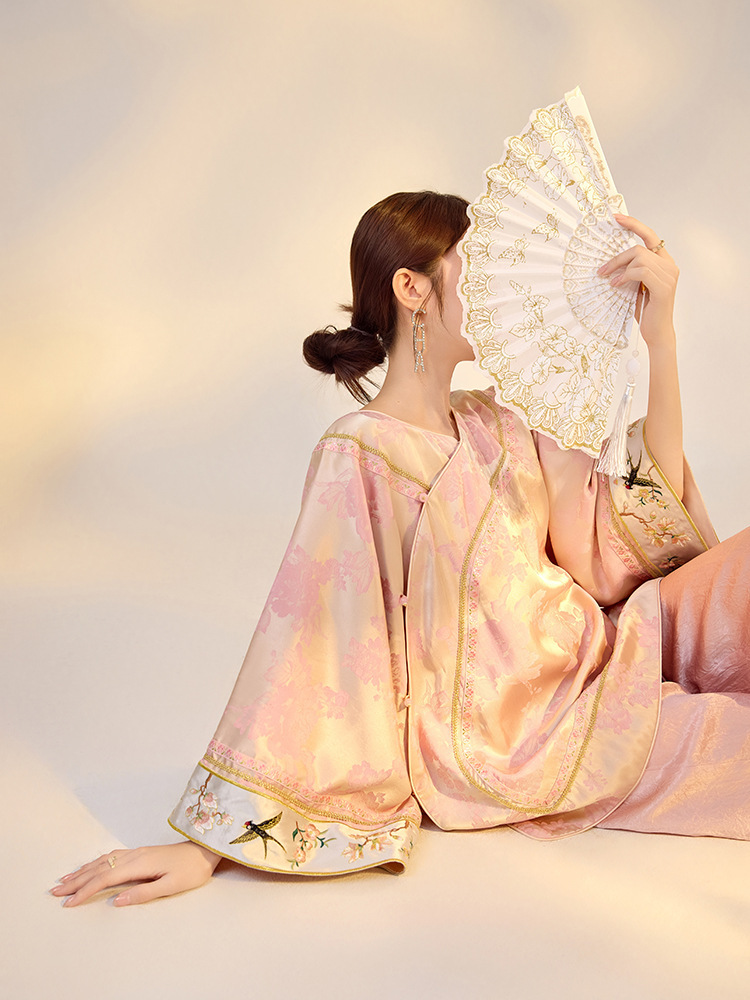 Áo sơ mi nữ dài tay dáng rộng họa tiết hoa nổi chất liệu rayon pha polyester — Củ sen hồng (giao hàng trong 7 ngày), Hoa sen hồng (tóc cùng ngày)
