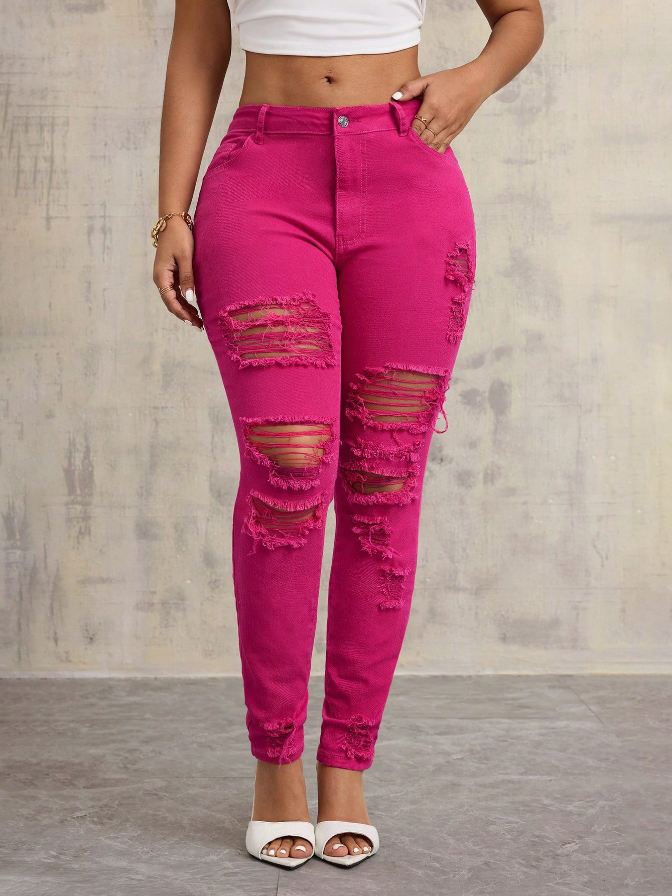 Slim Fit Ripped Jeans for Women Stretch Denim Tapered Leg Casual Style Wholesale Available bulk order