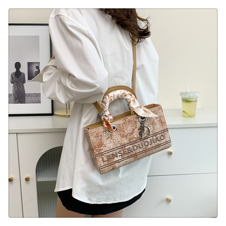 Cross-border high-looking handbag for women new popular niche design Diana bag embroidered shoulder messenger bag 18 undefined