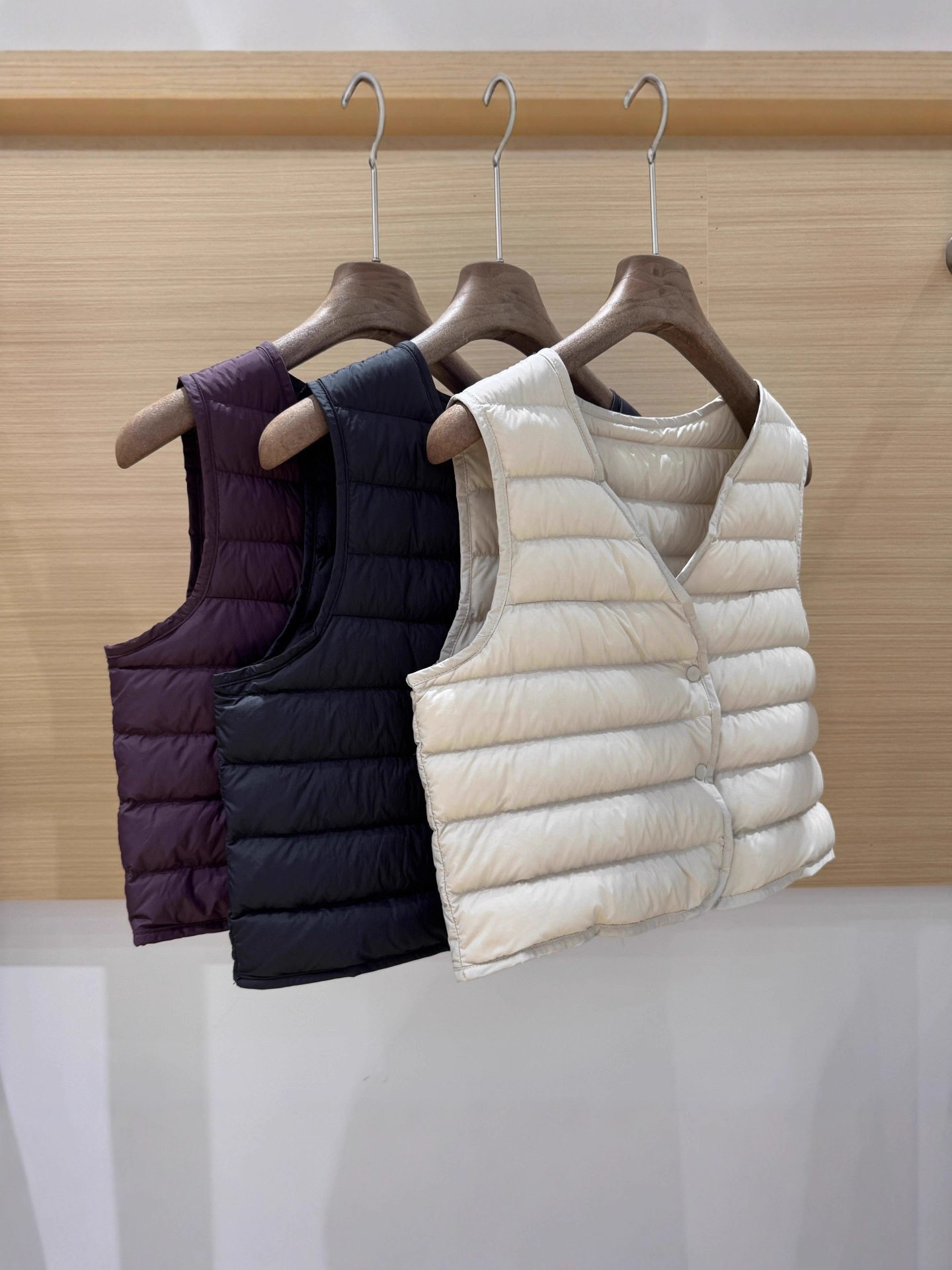Lightweight V Neck down Vest, Short Women's 2025 Autumn and Winter New Coat with Warm Vest Inside and No Velvet Running Inside