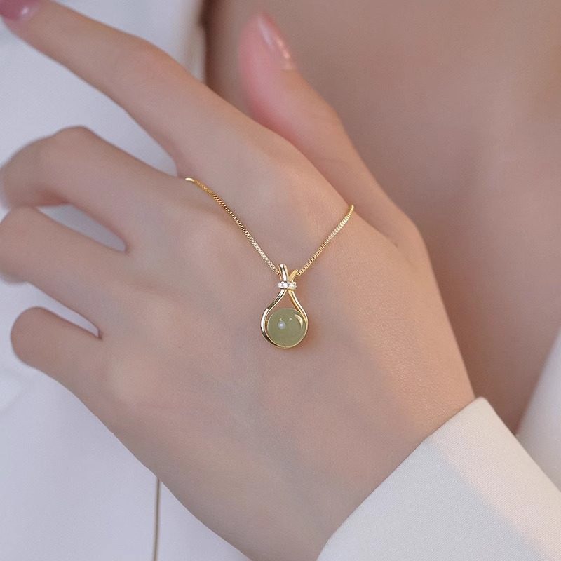 New Light Luxury Style Imitation Hetian Jade Lucky Bag Necklace for Women, Fashionable, Simple, Elegant, High-End, Niche Design, Versatile