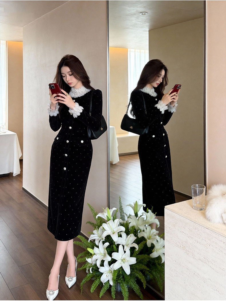 Đầm nữ dài tay cổ tròn cánh hoa cài một hàng cúc ôm dáng — màu đen