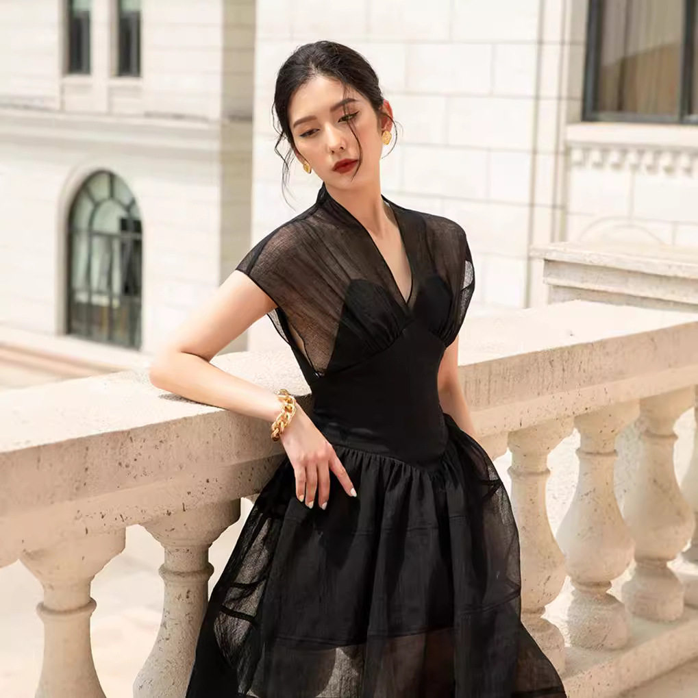Áo croptop nữ tay raglan cổ chữ V kết hợp chân váy chữ A midi cạp cao — Trắng, Đen