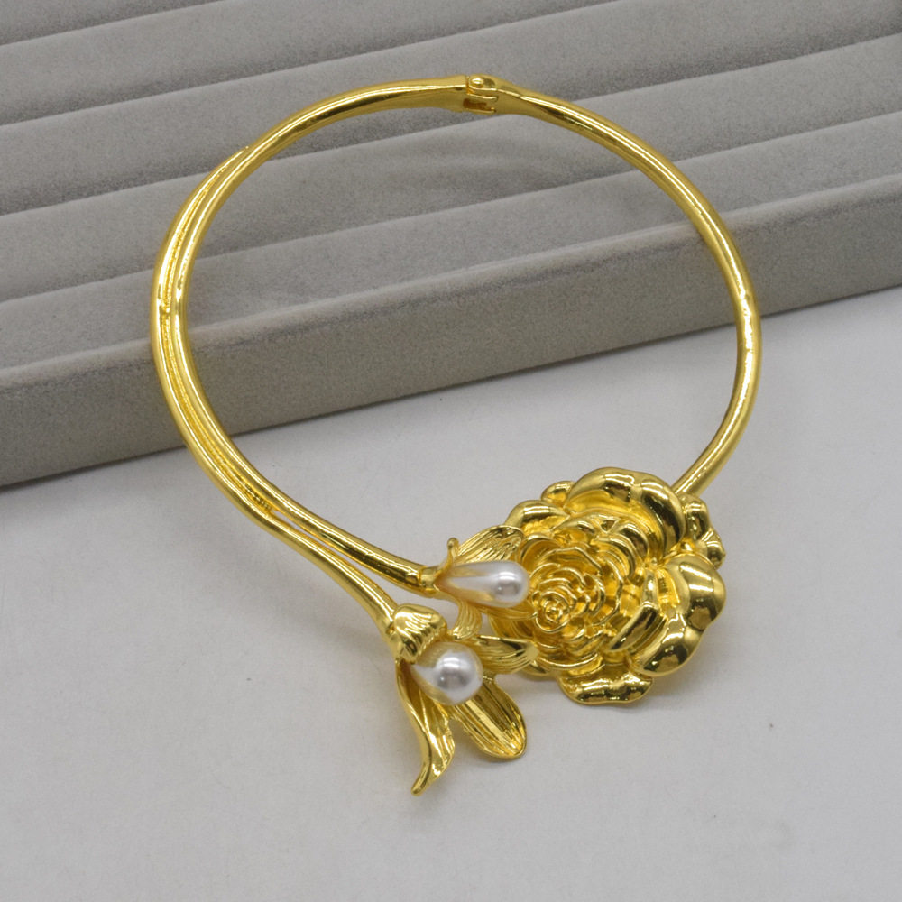 Middle Ancient Metal Vintage Golden Camellia Heavy Industry Collar Necklace Women's Three-dimensional Pearl Petal Open Clavicle Necklace