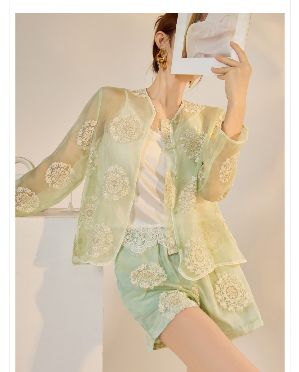 Bộ ba món nữ gồm áo khoác, gile và quần short lụa tơ tằm thêu hoa — Quần short xanh lục nhạt, Gi lê xanh lục nhạt, Áo khoác xanh lục nhạt