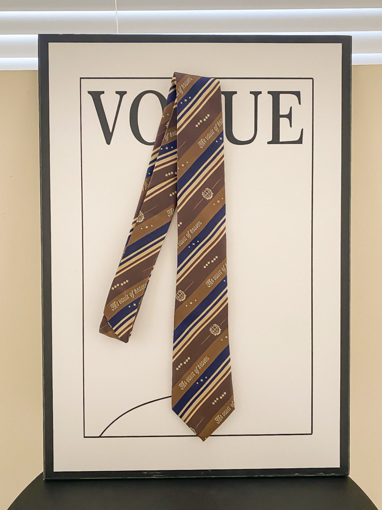 茶色と茶色の模様のネクタイ - 約140cm