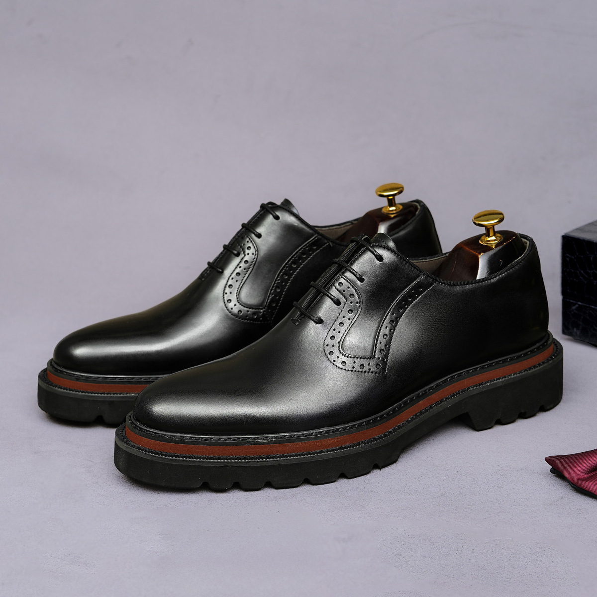 Giày Oxford nam da bò đế dày chạm khắc brogue mũi tròn — màu đen, Màu be