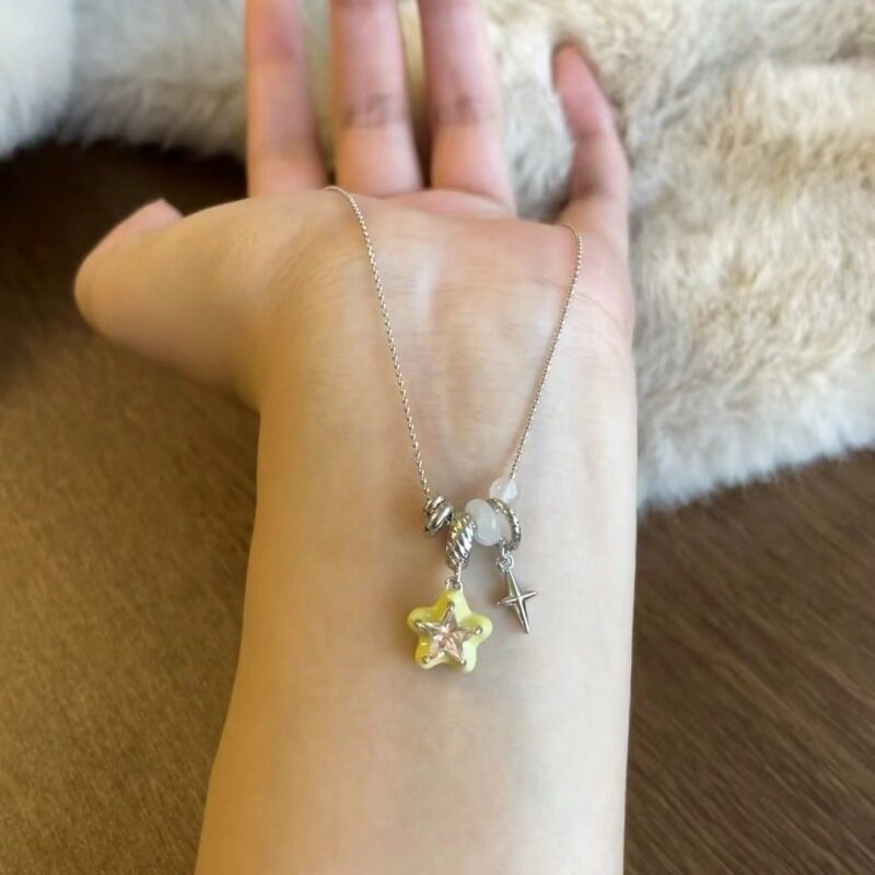 「小星愿」甜酷风奶黄色星星吊坠十字架项链复古精致高颜值锁骨链