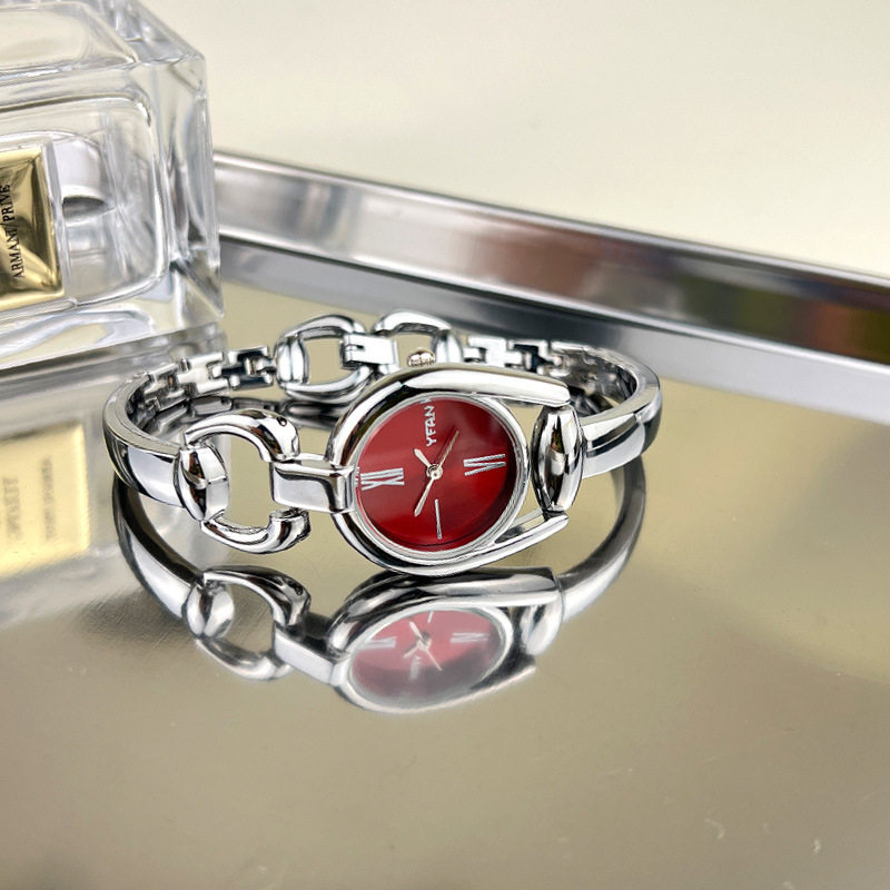 Retro button bracelet watch fashion small high sense new cross-border Women's bracelet watch casual fashion quartz watch