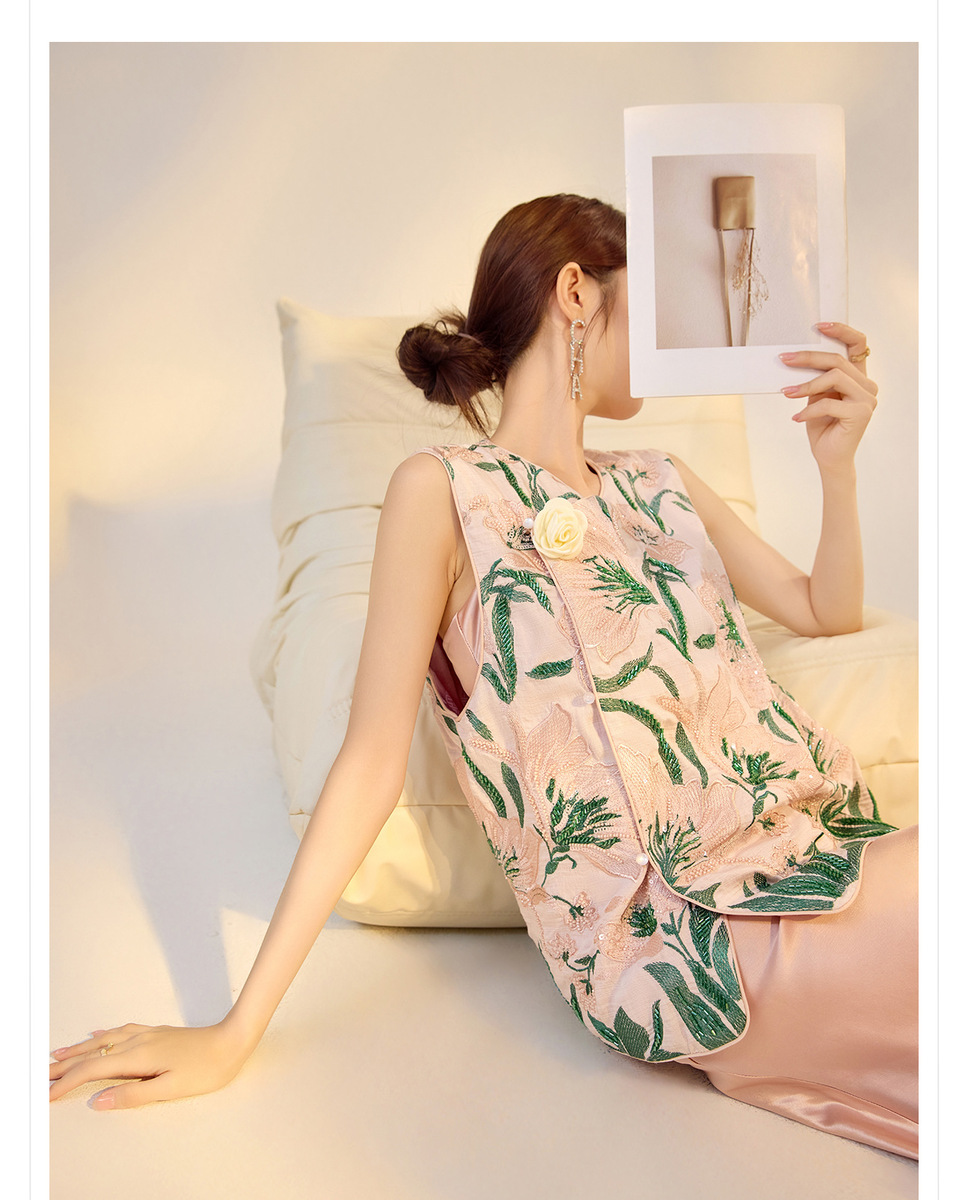 Áo vest nữ không tay thêu hoa nổi chất liệu satin phối họa tiết cành hoa — Hồng xanh (phát hành cùng ngày), Màu xanh hồng (giao hàng trong 7 ngày), Màu xanh mơ (giao hàng trong 7 ngày), Màu xanh mơ (phát hành cùng ngày)