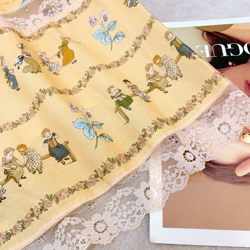 Đầm hai dây cổ vuông ren phối màu, chân váy chữ A dáng suông nhẹ nhàng — Truyện cổ tích vàng