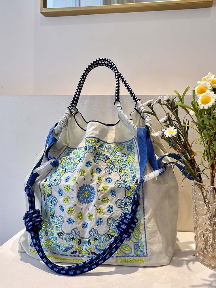 ライトグレーのカシューフラワー